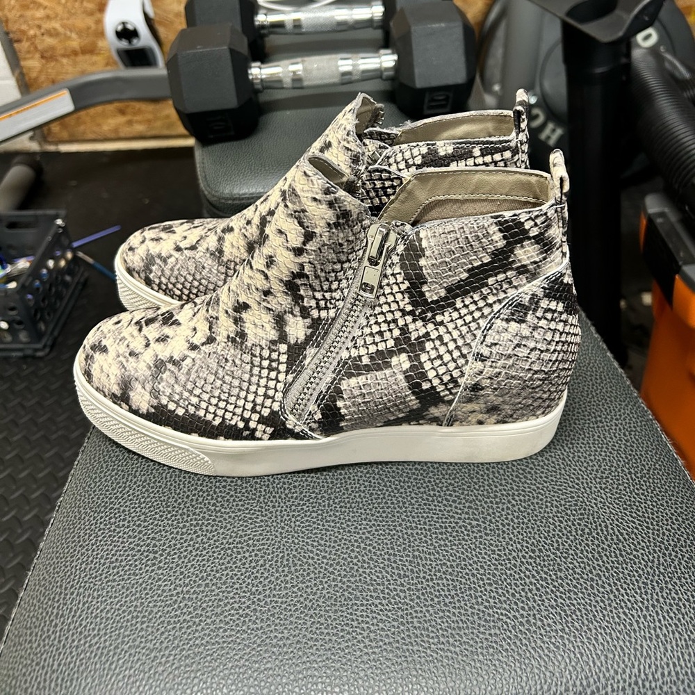 Steve MaddenSnakeskin Pattern Women's Ankle wedged Boots - Picture 3 of 7